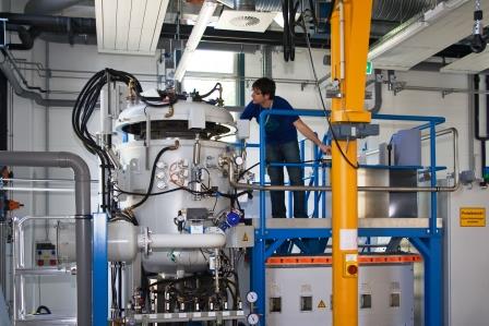 Kristallisationsanlage zur Optimierung von Silizium-Halbleitermaterialien am neuen Technikum des Fraunhofer THM in Freiberg. Bild © IISB_Fraunhofer THM