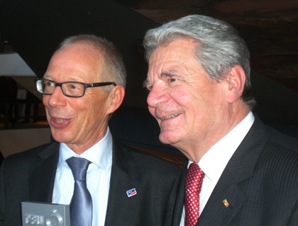 Günther Cramer im Gespräch mit Bundespräsident Joachim Gauck nach Verleihung des Deutschen Umweltpreises - Foto © Gerhard Hofmann, Agentur Zukunft