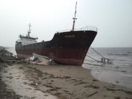 Bei Da Nang 2009 durch den Taifun Ketsana an den Strand geschwemmtes Schiff - Foto © Gerhard Hofmann_Agentur Zukunft