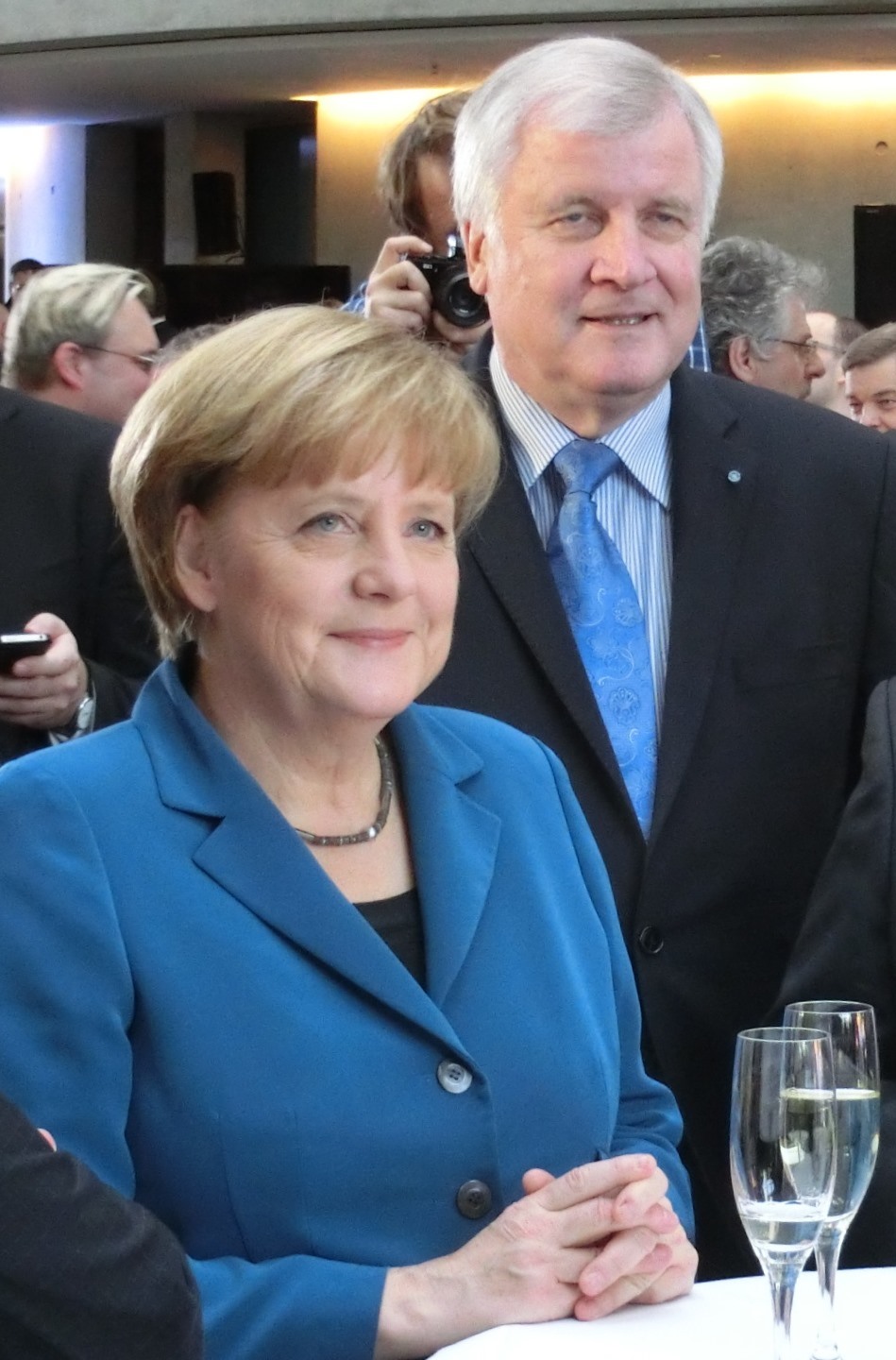 Noch lächeln sie -Merkel, Seehofer beim Koalitionsabschluss - Foto © Gerhard Hofmann_Agentur Zukunft