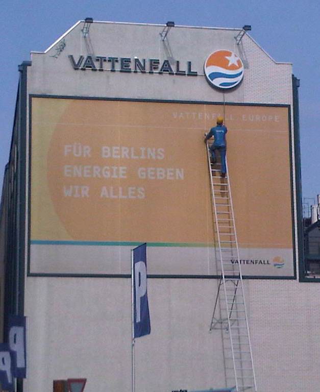 Vattenfall-Reklame an einer Berliner Hausfassade - Foto © 20110310 Gerhard Hofmann_Agentur Zukunft