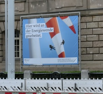 Energiewende-Plakat am BMWi - Foto © Gerhard Hofmann Agentur Zukunft 20140603