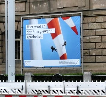 Hier wird an der Energiewende gearbeitet - Plakat am BMWi - Foto © Gerhard Hofmann Agentur Zukunft 20140603