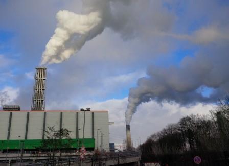 Rauch-Wasserdampf-Fahnen über West-Berlin - Foto © Gerhard Hofmann, Agentur Zukunft - 20141226