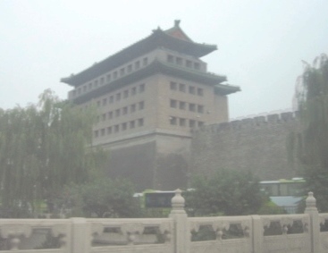 Stadttor von Peking im Smog - Foto © Gerhard Hofmann, Agentur Zukunft