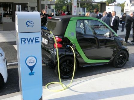 E-Mobility an Multi-Energie-Tankstelle - Foto © Gerhard Hofmann, Agentur Zukunft für Solarify E-Mobility an Multi-Energie-Tankstelle - Foto © Gerhard Hofmann, Agentur Zukunft für Solarify