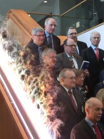 Robert Schlögl (li.) u.a., auf 'Nebeltreppe' im BMBF - Foto © Gerhard Hofmann, Agentur Zukunft Die "Nebeltreppe" ist ein Kunstwerk im BMBF: Aus dem Treppengeländer tritt von unten beleuchteter Wasserdampf aus, was wie Flammen wirkt.