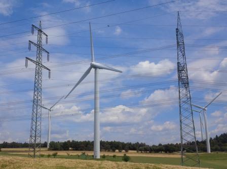 Windgeneratoren und Strommasten bei Pfalzfeld, Hunsrück - Foto © Gerhard Hofmann, Agentur Zukunft_20150626