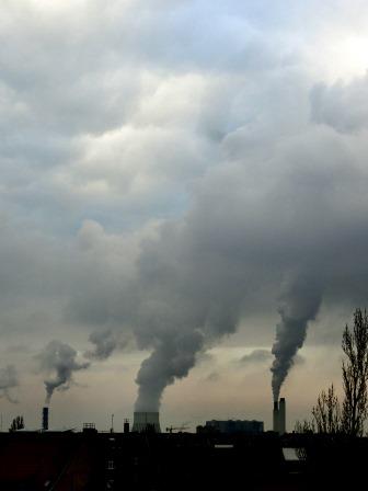 Rauch-Wasserdampf-Fahne Kraftwerke Reuter-West und Müllverbrennungsanlage, Berlin - Foto © Gerhard Hofmann, Agentur Zukunft