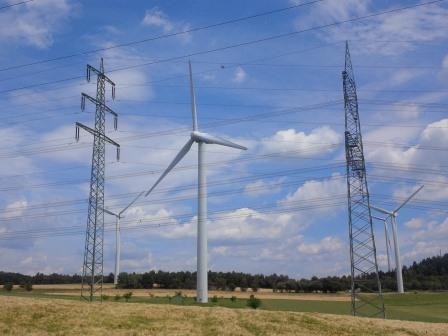 Stromnetz und Windgenerator bei Pfalzfeld, RLP - Foto © Agentur Zukunft für Solarify