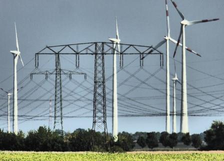 Hochspannungsmasten und Windenergie bei Nauen, Brbg. - Foto © Dieter Fichtner, Agentur Zukunft