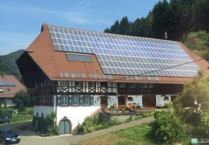 Schwarzwaldhaus mit PV-Dach - Foto © Gerhard Hofmann, Agentur Zukunft, für Solarify