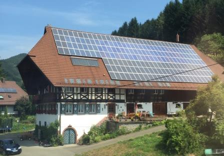 Schwarzwaldhaus mit PV-Dach - Foto © Gerhard Hofmann, Agentur Zukunft für Solarify
