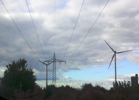 Strommasten und Windgeneratoren in Bayern - Foto © Gerhard Hofmann, Agentur Zukunft für Solarify