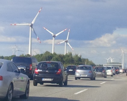 Zähflüssiger Verkehr vor Windgeneratoren - Foto © Gerhard Hofmann, Agentur Zukunft für Solarify