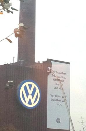 'Wir brauchen Euch' - Appell an VW-Kraftwerk in Wolfsburg - Foto © Gerhard Hofmann, Agentur Zukunft 20151111_094124