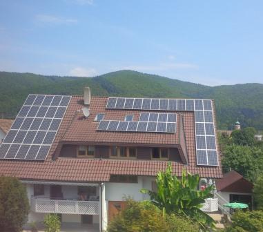 PV-Dach auf Mietshaus - Foto © Gerhard Hofmann, Agentur Zukunft für Solarify