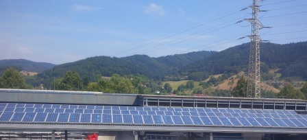 PV auf Dach im Schwarzwald mit Strommast - Foto © Gerhard Hofmann, Agentur Zukunft 