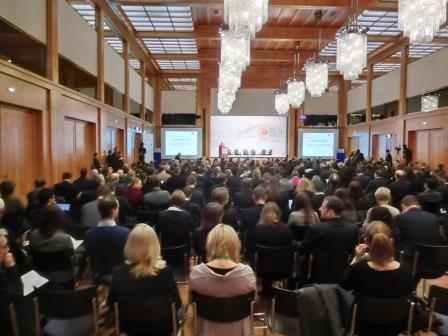 Publikum im Weltsaal des Auswärtigen Amtes- Foto © Gerhard Hofmann, Agentur Zukunft