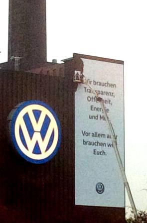 VW-Transparent 'Wir brauchen Euch'- Foto © Gerhard Hofmann, Agentur Zukunft 11.11.2015