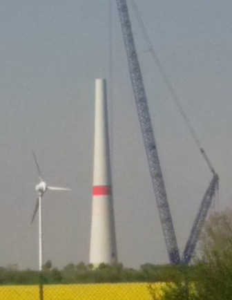 Windturbine im Bau bei Großkorbetha, S-Anh - Foto © Gerhard Hofmann, Agentur Zukunft 20160502_103804