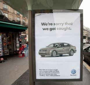 Aktion 'Brandalism' Reklame-Kunstwerk VW - Foto © Barnbrook brandalism.org.uk