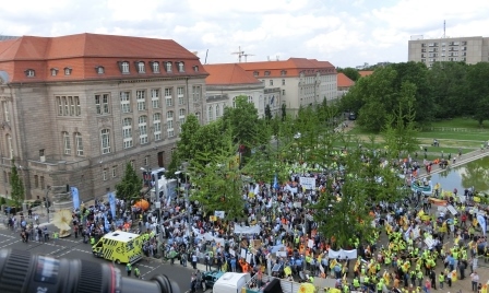 EEG_2016-Demo vor BMWi - Foto © Gerhard Hofmann, Agentur Zukunft für Solarify EEG_2016-Demo vor BMWi - Foto © Gerhard Hofmann, Agentur Zukunft für Solarify