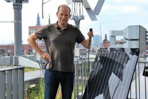 Einfach einstecken, schon geht's los - Sönke Tangermann von Greenpeace Energy ist bereit zur Solarstromernte - Foto © Christoph Rasch, Greenpeace Energy eG