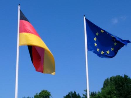 Deutsche und europäische Flagge - Foto © Gerhard Hofmann für Solarify