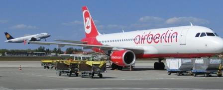 Startendes und wartendes Flugzeug auf TXL - Foto © Gerhard Hofmann, Agentur Zukunft für Solarify