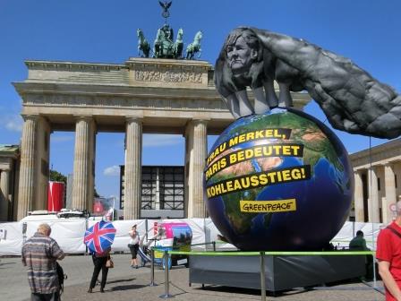 Greenpeace-Demo vor Petersberger Dialog am Brandenburger Tor - Foto © Gerhard Hofmann, Agentur Zukunft für Solarify