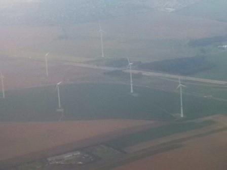 Energiewende Ost im Nebel - Windgeneratoren in Brandenburg - Foto © Gerhard Hofmann, Agentur Zukunft für Solarify 20160805