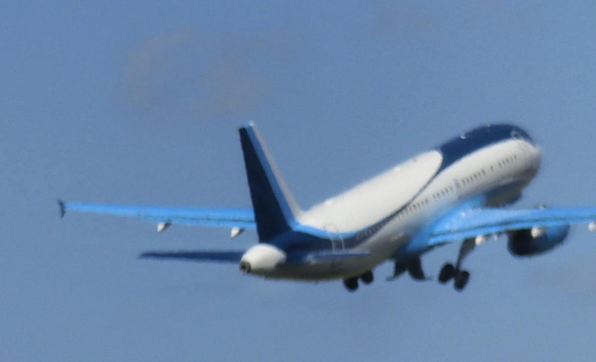 Startendes Flugzeug von TXL aus - Foto © Gerhard Hofmann, Agentur Zukunft für Solarify