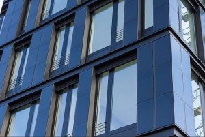 CIGS-Dünnschichtmodule bieten auch optische Vorteile. Die CIGS-Fassade am ZSW-Neubau in Stuttgart - Foto © ZSW