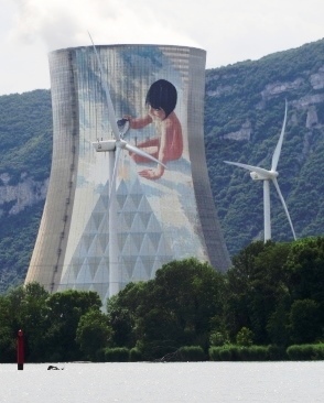 AKW Cruas, Rhone mit spielendem Kind auf dem Kühlturm - Foto © Gerhard Hofmann, Agentur Zukunft für Solarify