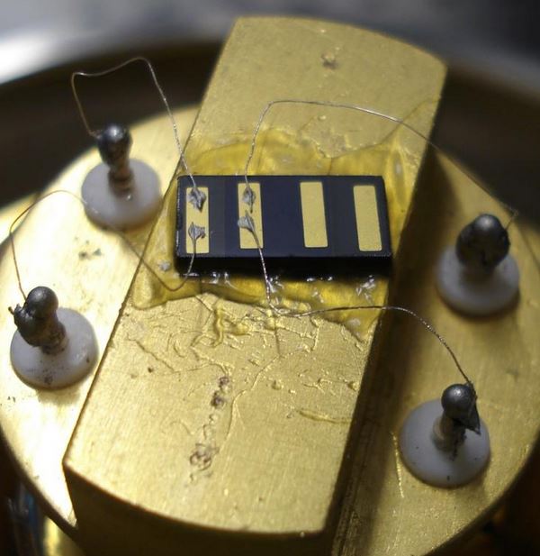 Blick auf eine experimentelle Polaron-Solarzelle im Labor. Bild: Dirk Raiser, MPIbC/DESY