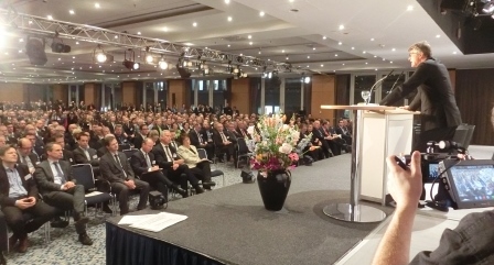 Fritz Brickwedde vor Publikum - BEE-Neujahrsempfang 2017 - Foto © Gerhard Hofmann, Agentur Zukunft für Solarify Fritz Brickwedde vor Publikum - BEE-Neujahrsempfang 2017 - Foto © Gerhard Hofmann, Agentur Zukunft für Solarify