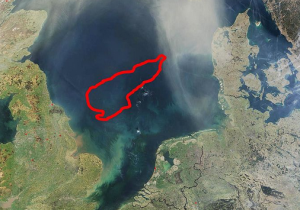 Satellitenaufnahme-der-Nordsee-rot-umrandet-die-Doggerbank-©-Gemeinfrei-commons.wikimedia.org.png