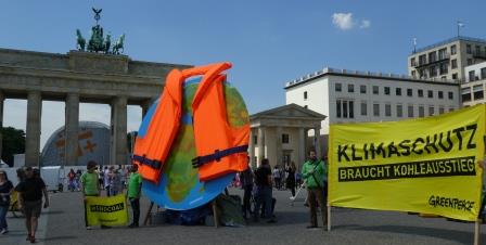 Greenpeace-Demo vor Brandenburger Tor - Foto © Gerhard Hofmann, Agentur Zukunft für Solarify 20170523