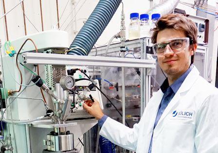 Holger Jorschick an Laboranlage zur Chemischen Wasserstoffspeicherung am HI ERN - Foto © Forschungszentrum Jülich - C. Heßelmann