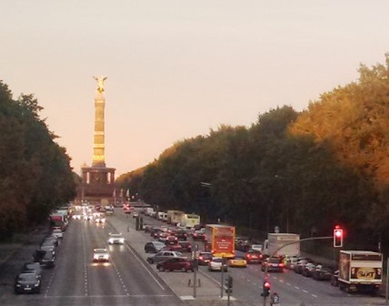Verkehr an Berliner Siegessäule - Foto © Solarify