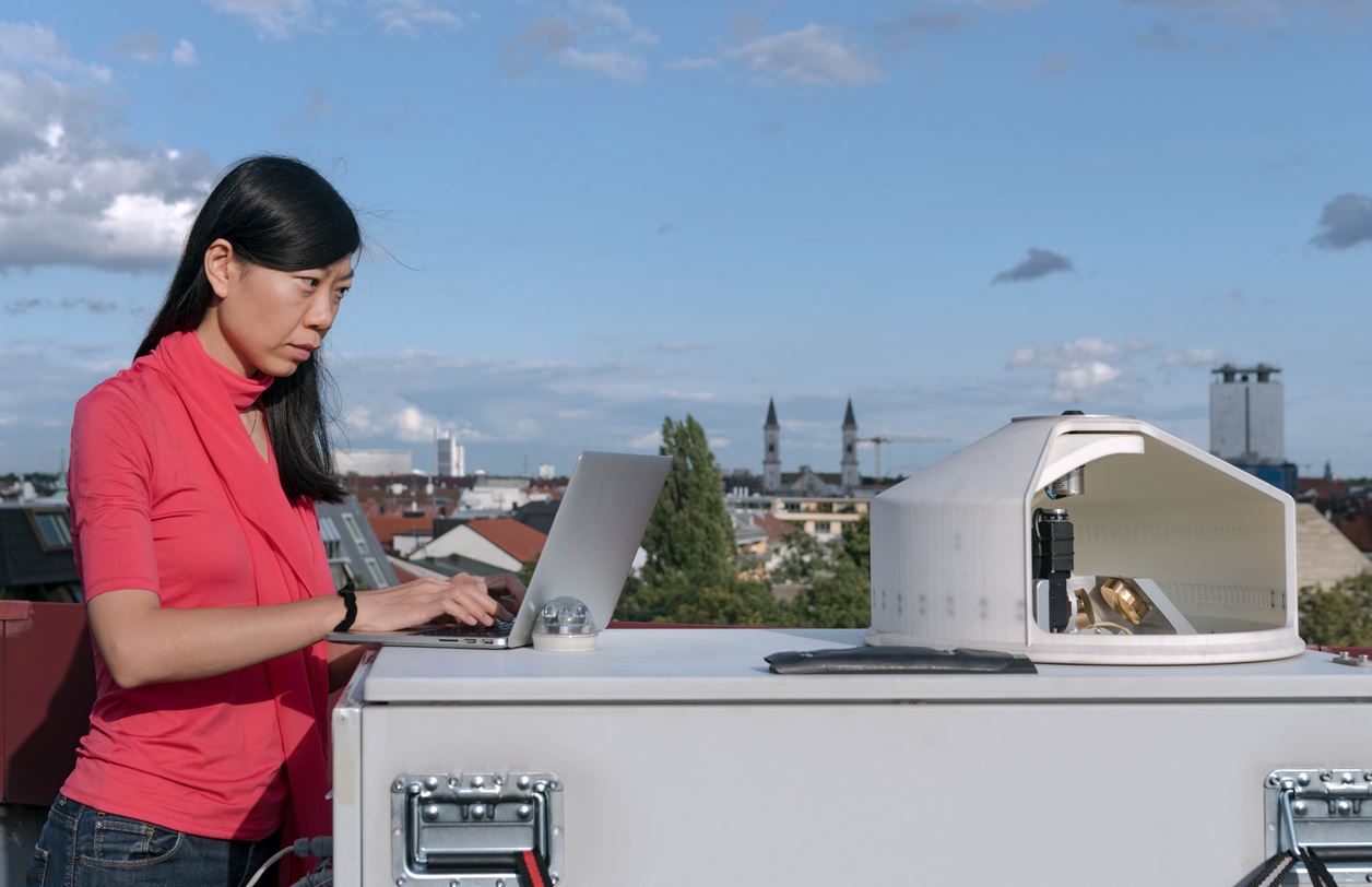 Prof. Jian Chen untersucht mit ihren Sensoren Methan-Emissionen auf dem Oktoberfest - Foto © A. Heddergott TUM