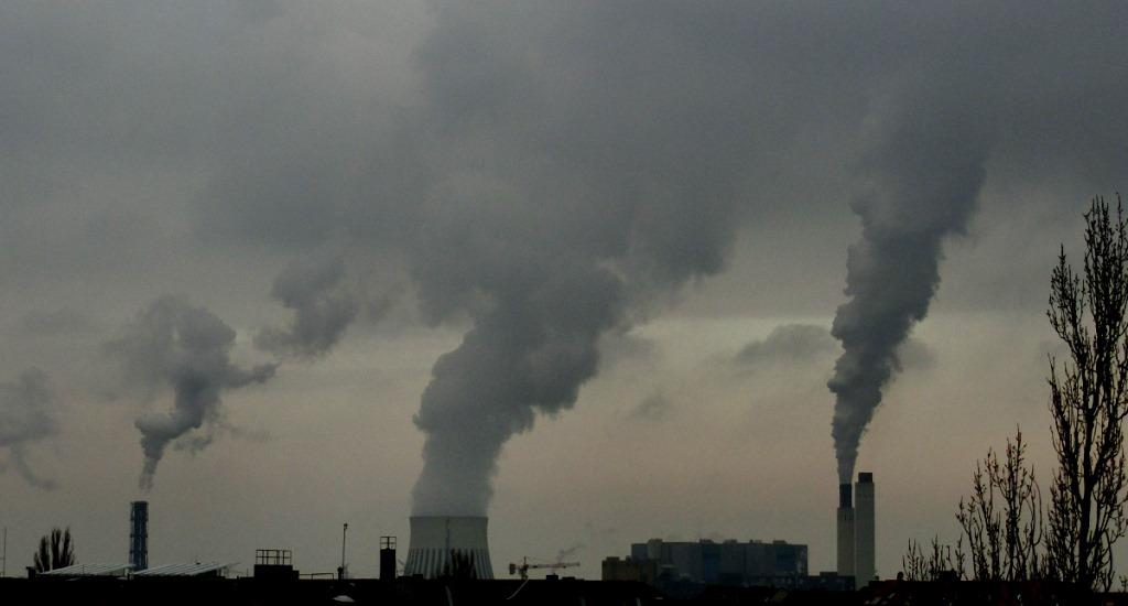 Rauch-Wasserdampf-Fahnen im Berliner Westen - Foto © Gerhard Hofmann für Solarify