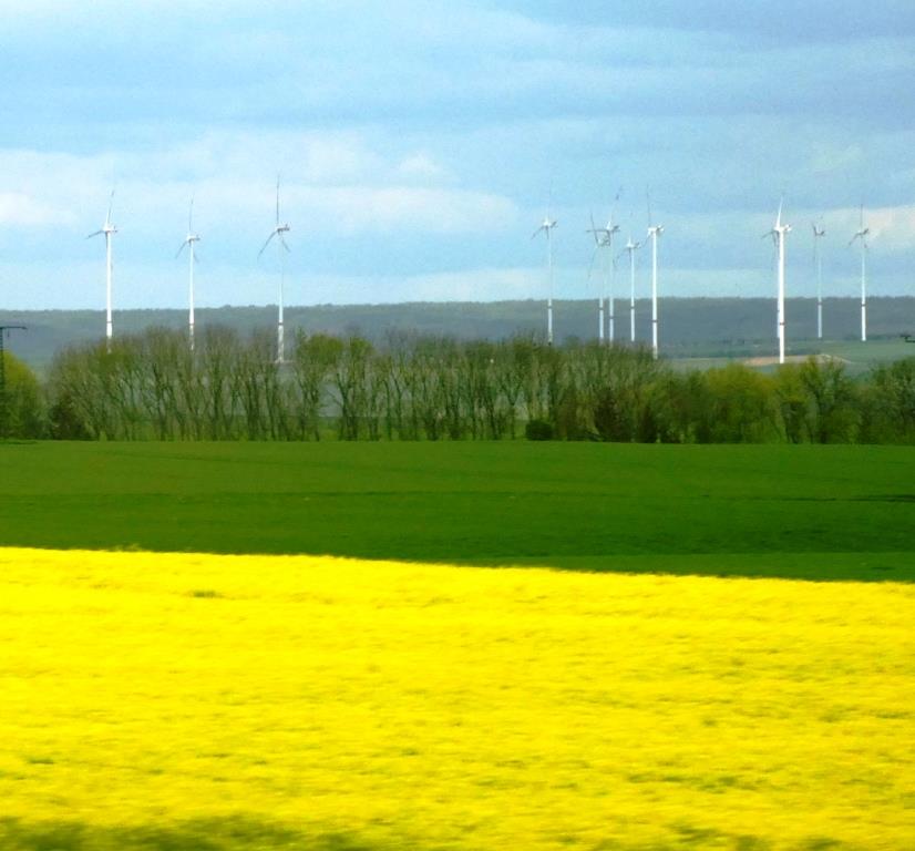 Bio und Wingeneratoren bei Ansbach, Mittelfranken - Foto © Gerhard Hofmann, Agentur Zukunft für Solarify