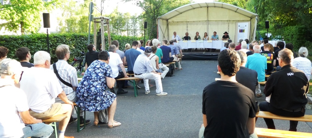 Publikum vor Podiumszelt - Foto © Gerhard Hofmann, Agentur Zukunft für Solarify