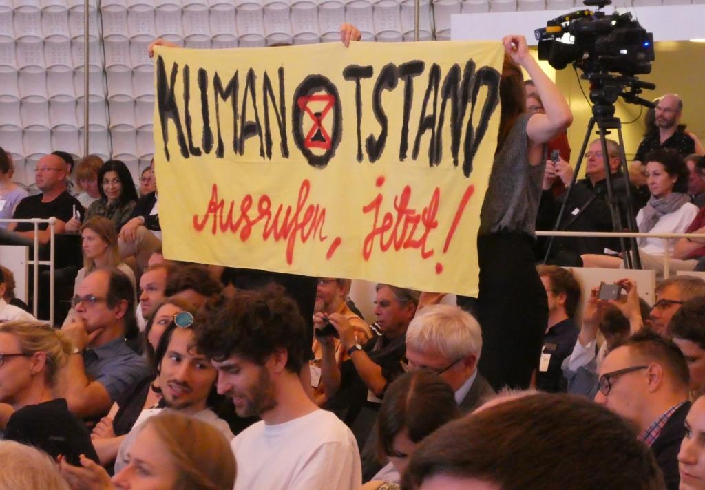 RNE-Jahreskonferenz - Transparent 'Klimanotstand ausrufen, jetzt' - Foto © Gerhard Hofmann, Agentur Zukunft für Solarify