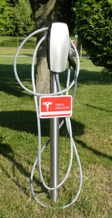 Tesla-Ladesäule in Neustrelitz - © Gerhard Hofmann für Solarify