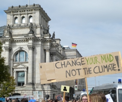 Fridays-for-Future-Demonstration vor Reichstag - Foto © Gerhard Hofmann, Agentur Zukunft für Solarify