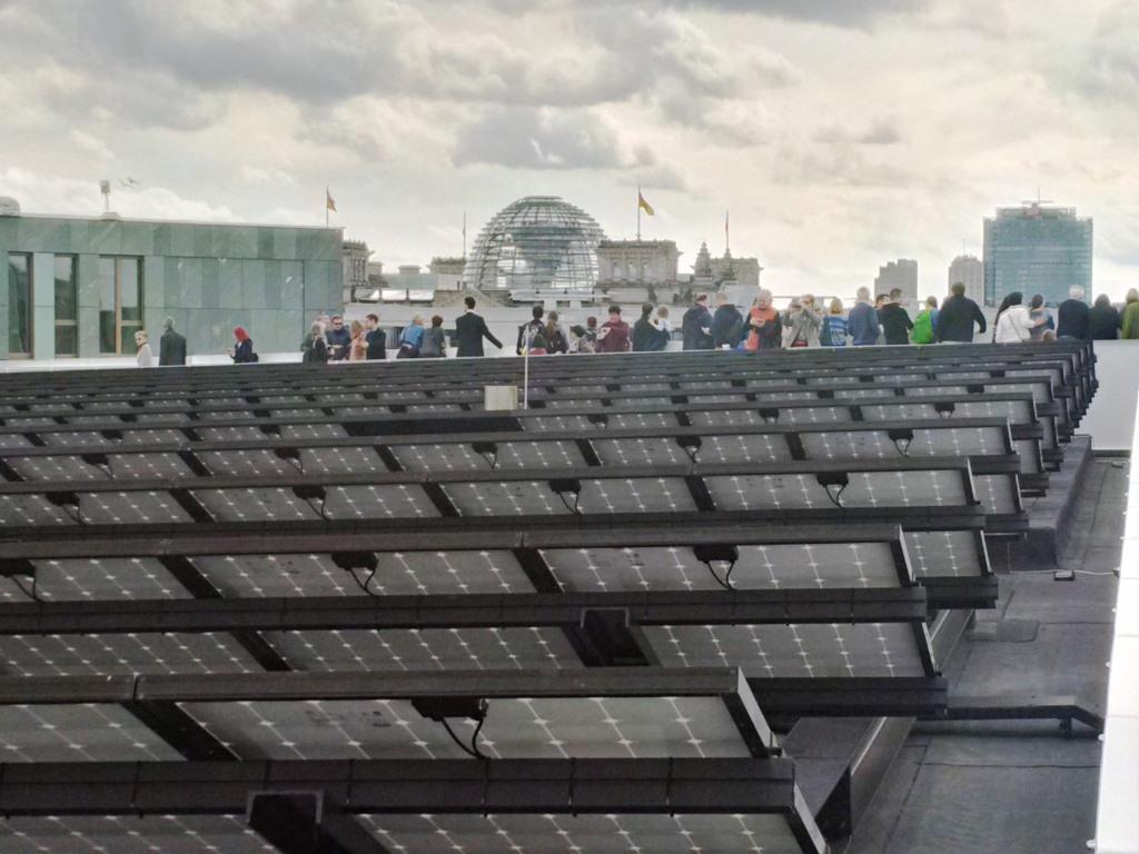 PV auf Dach des Berliner Futuriums vor Reichstagskuppel - Foto © Gerhard Hofmann, Agentur Zukunft für Solarify