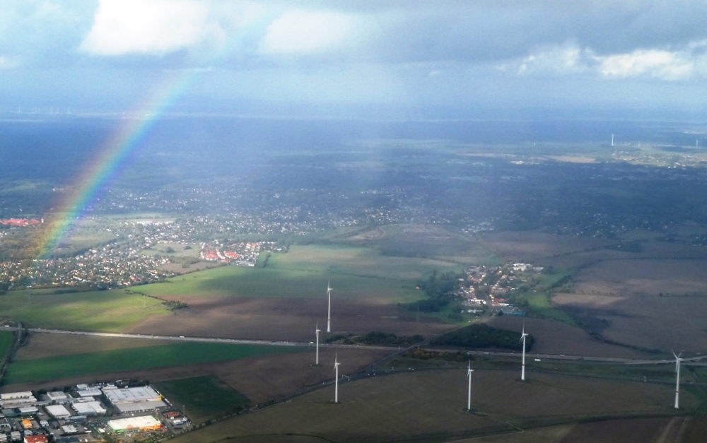 Windenergie unter Regenbogen bei Berlin - Foto © Gerhard Hofmann für Solarify